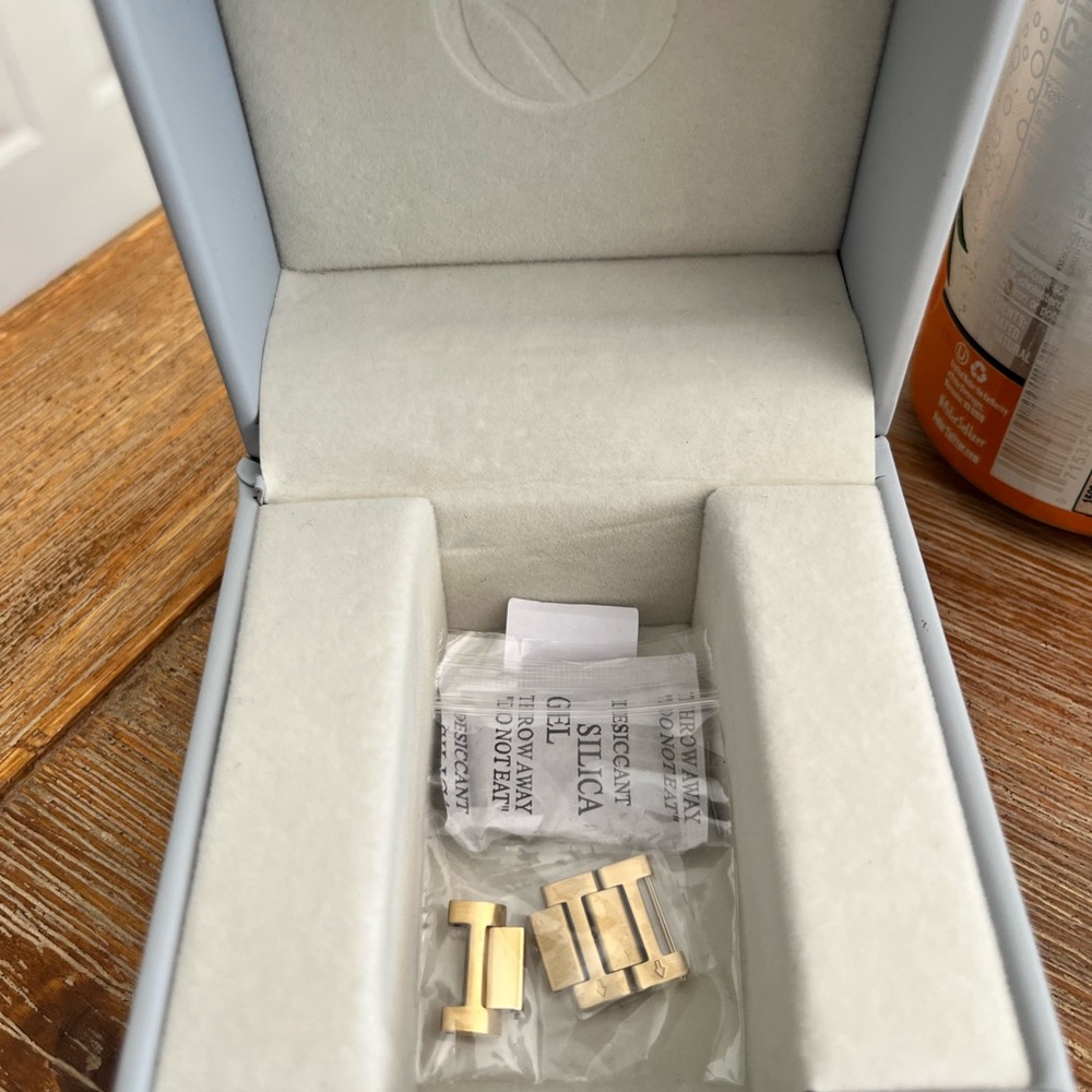 Nuamore Women's Watch - Picture 4 of 7